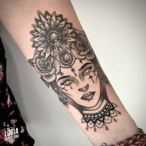 tatuaje_brazo_mujer_mandala_logiabarcelona_juan_chazsci